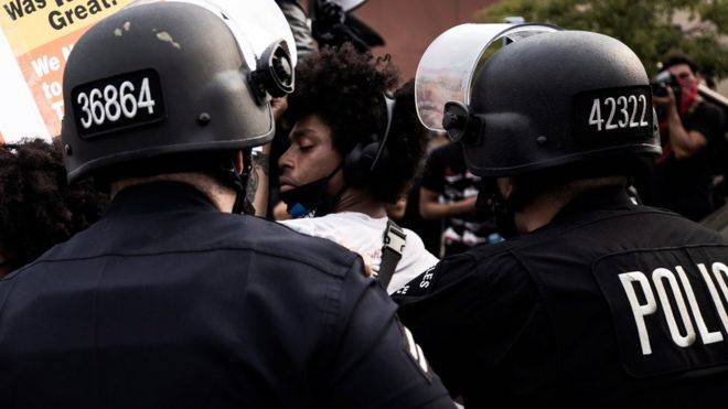 مظاهرات عنيفة في ولاية ويسكنسون الأمريكية بعد إطلاق الشرطة النار على رجل أسود