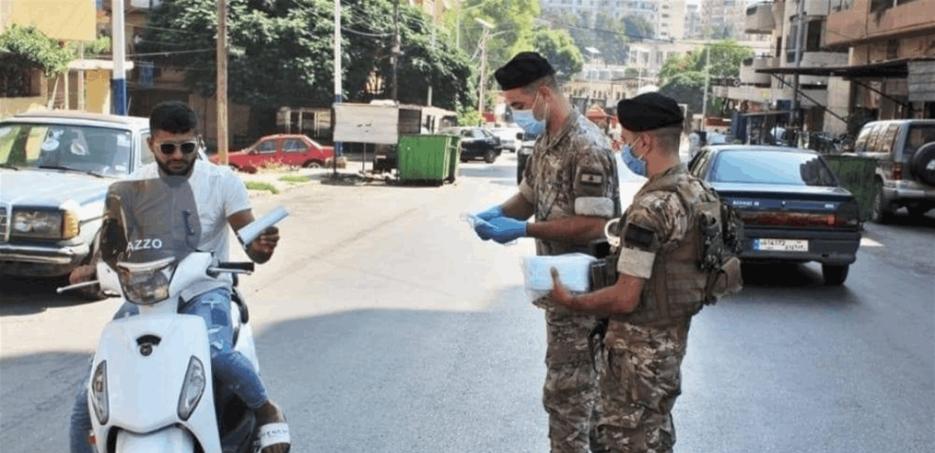 حواجز للجيش اللبناني وتوزيع كمامات على المواطنين