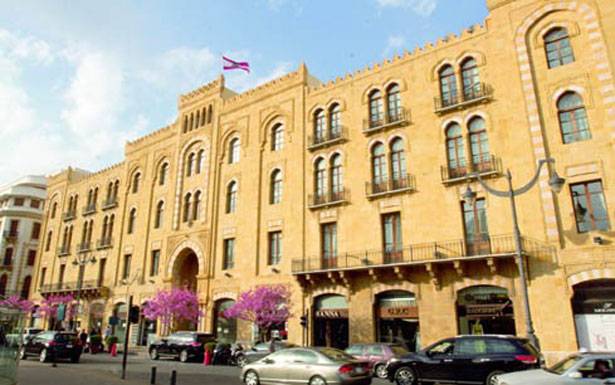 بلدية بيروت لا تملك المال للمساعدة في رفع الأنقاض والنبطية تفتح محلاتها رغم قرار الإقفال