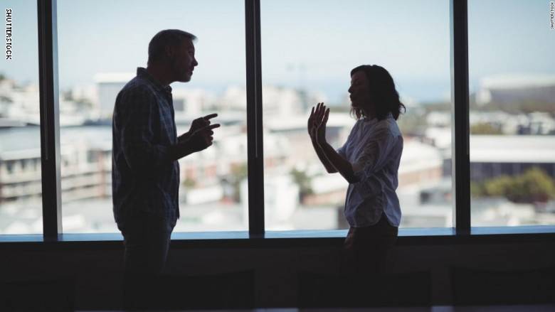 "إنكار الجائحة".. لماذا لا يتقبل بعض الناس الحقائق عن فيروس كورونا؟