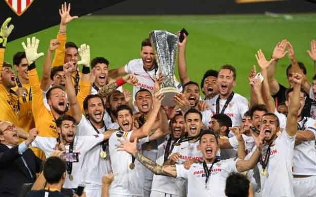 إشبيلية يتلقى تهاني يوفنتوس بعد احرازه لقب الدوري الأوروبي