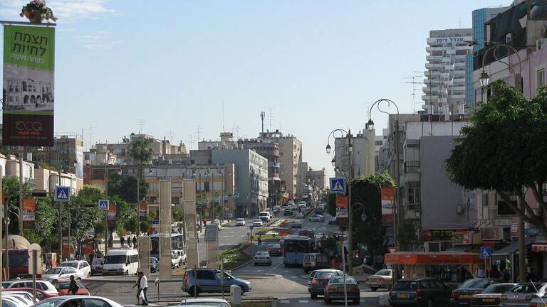 مقتل إسرائيلي متأثرا بجراحه جراء عملية طعن نفذها فلسطيني في بيتاح تكفا