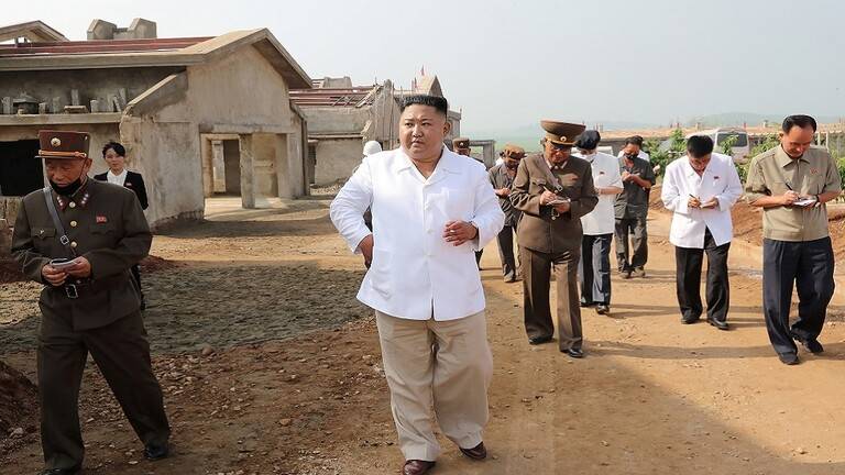 زعيم كوريا الشمالية يتفقد المنطقة المنكوبة بسبب إعصار "بافي"