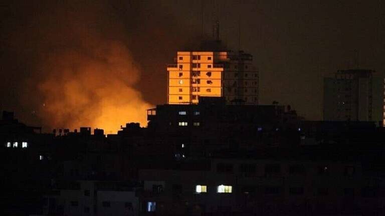 قصف إسرائيلي عنيف على غزة والفصائل ترد بالصواريخ
