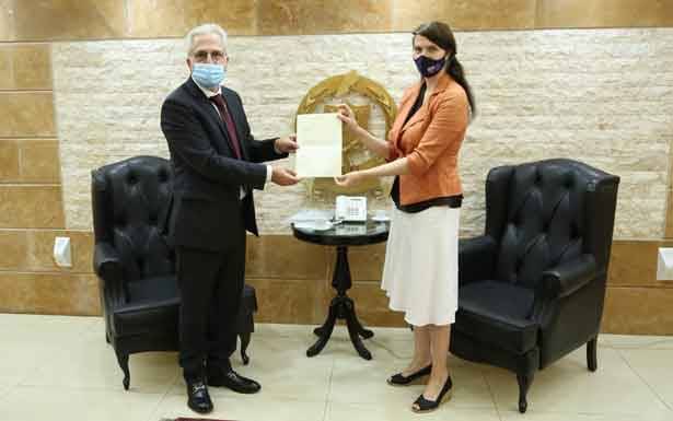 سفيرة اوستراليا للعميد خطار : نأسف على الضحايا ونحيي جهود عناصر الدفاع المدني