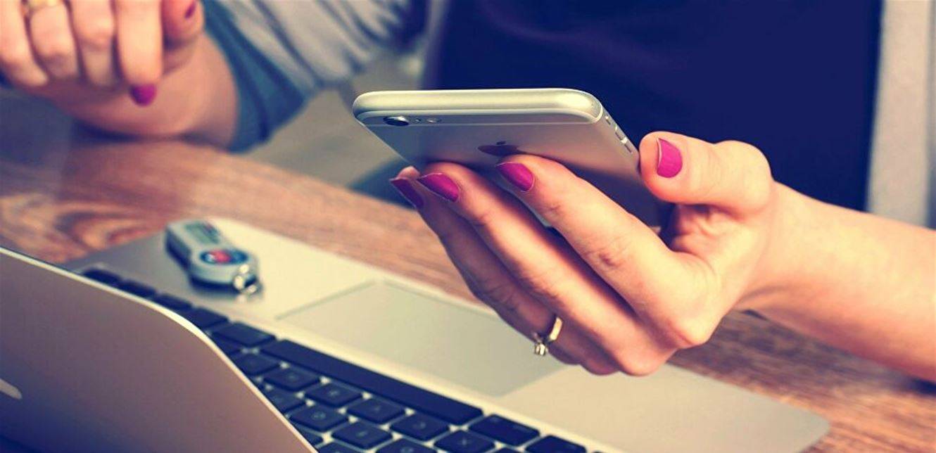 تحذير من مخاطر أشعة الحاسوب والهواتف الذكية.. لا تستخدموها لأكثر من 6 ساعات!