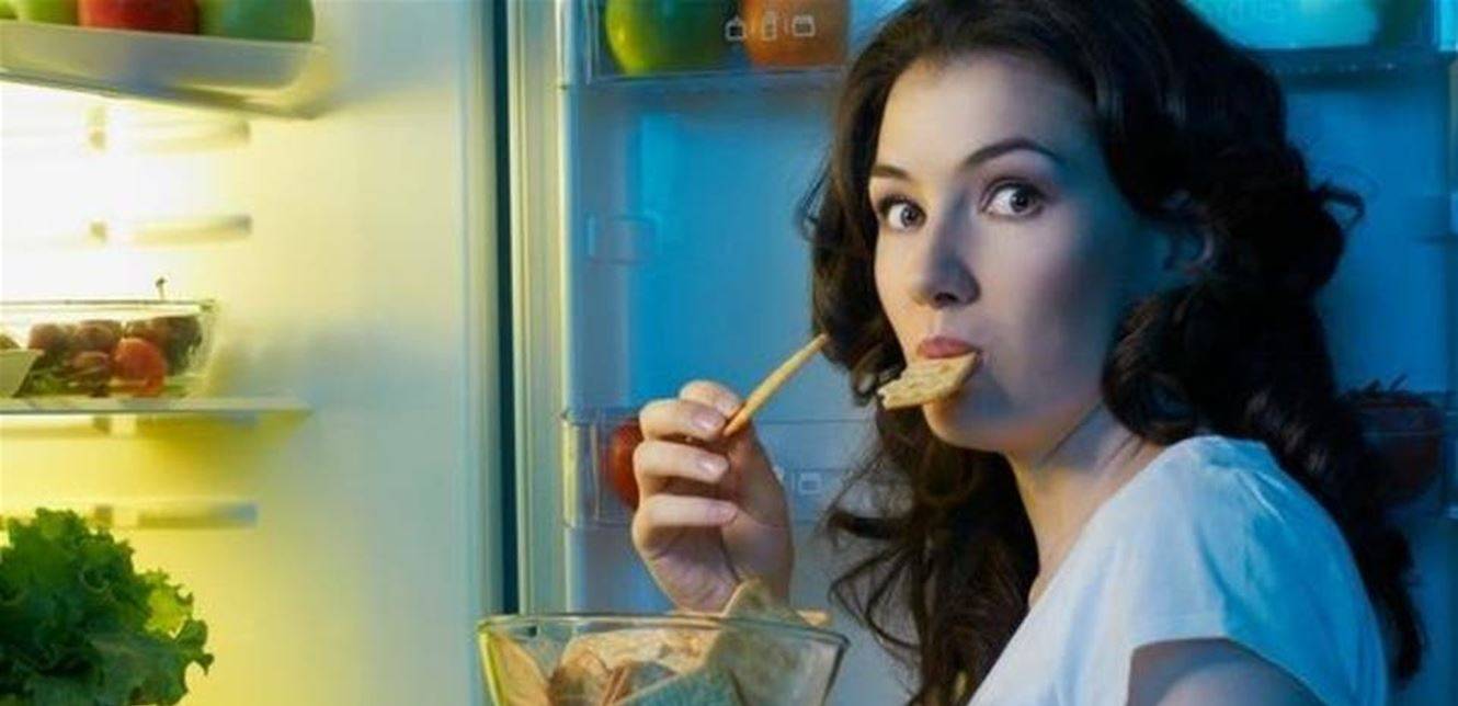 دراسة تكشف أثر تناول وجبات كبيرة بعد السادسة مساءً!