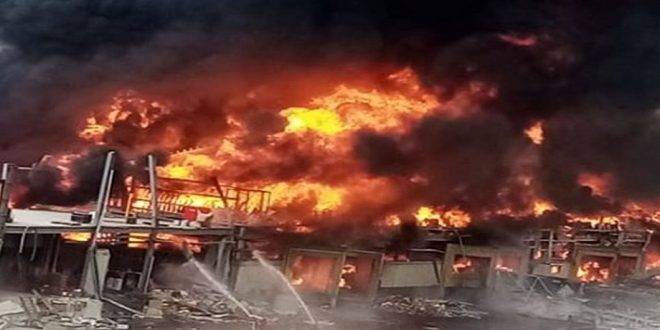 مدير مرفأ بيروت يكشف سبب الحريق.. وطلب من محافظ بيروت للمواطنين