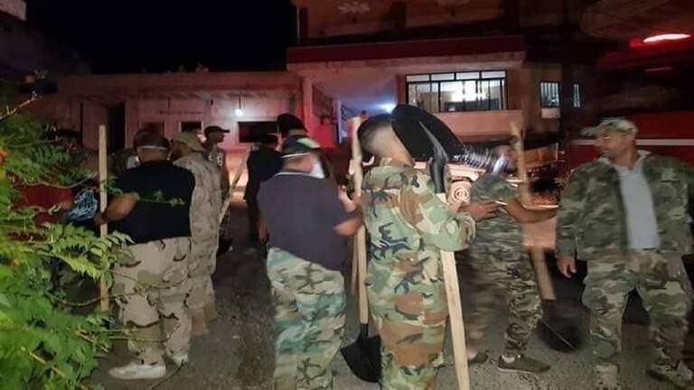 بوسائل بدائية.. أوسع مشاركة في إطفاء الحرائق في سوريا .. وأفراد الجيش ضمن فرق المؤازرة