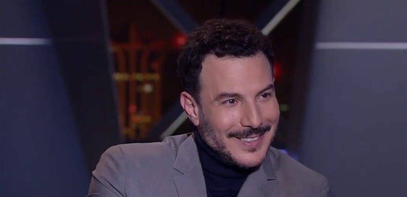 قصة حبهما لم تنتهِ رغم انشغالاتهما.. باسل خياط ينشر صورة رومانسية مع زوجته