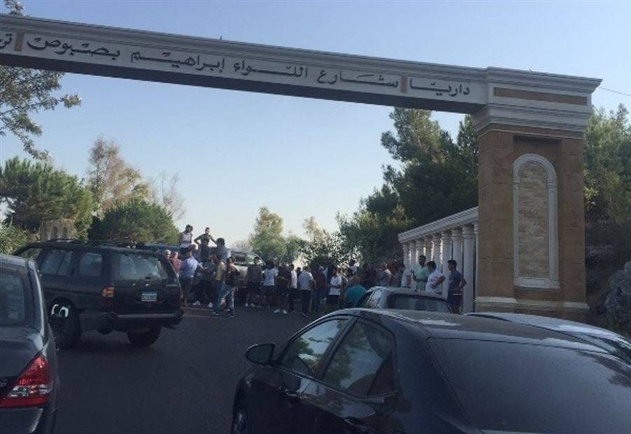قطع طريق داريا احتجاجاً على توقيف شبّان