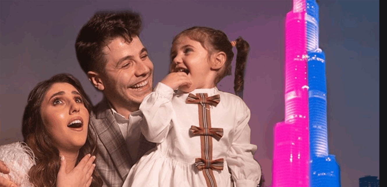 دفعا 95 ألف دولار لـ 3 دقائق فقط.. استأجرا برج خليفة لكشف جنس مولودهما! (فيديو)