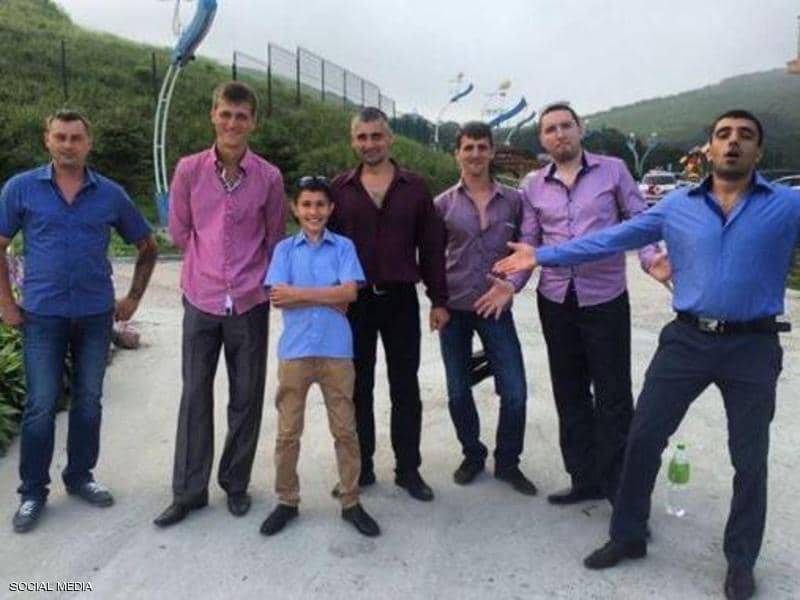 عمره في الثلاثينات لكنه يبدو طفلا.. فما قصته؟