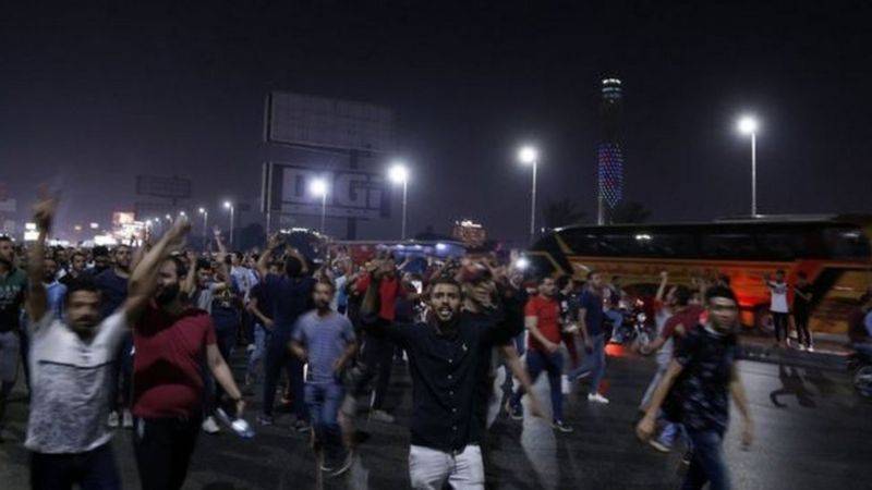 القبض على 10 أشخاص 
