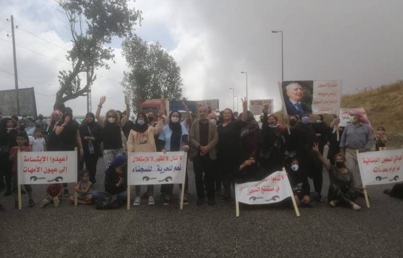 أهالي السجناء أقفلوا طريق ضهر البيدر بالإتجاهين لإقرار قانون العفو