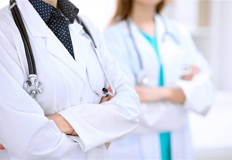 طبيبٌ يعتدي بالضرب على مُمرضة في مستشفى شمالي