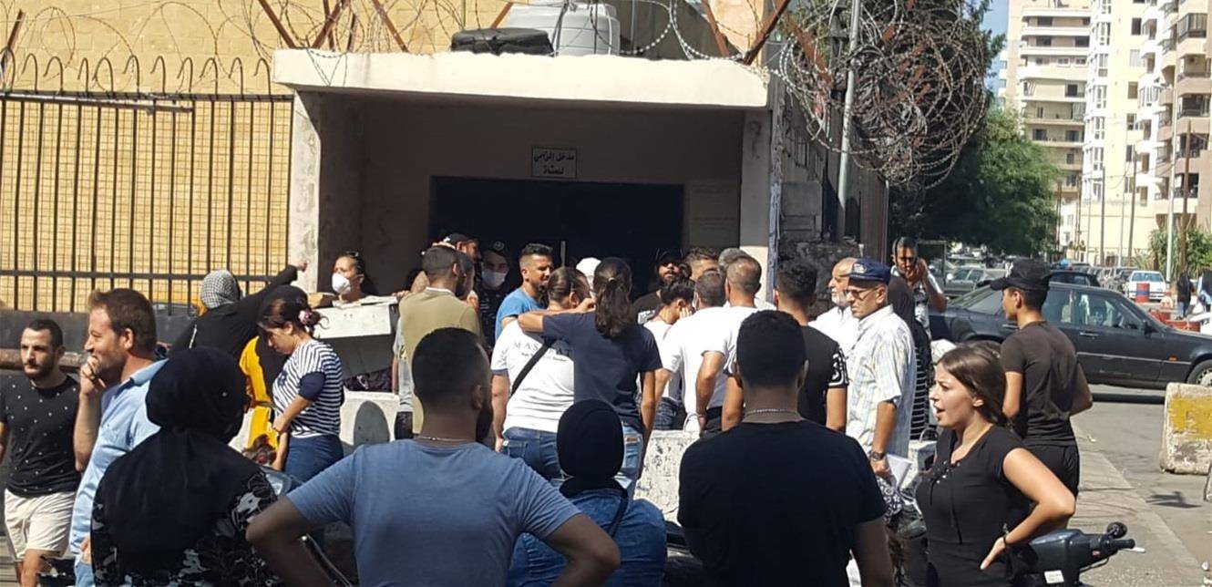 قطع الطريق أمام سراي طرابلس احتجاجاً على توقيف إحدى الناشطات