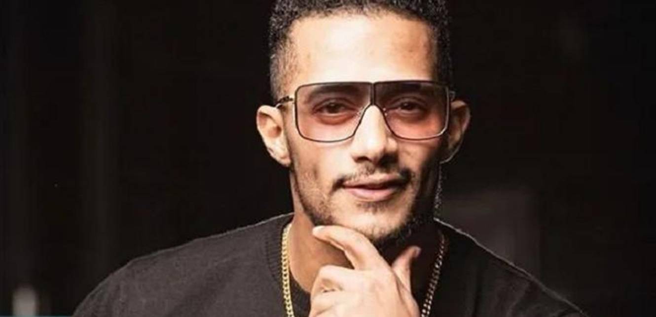 ساعة وعطور وسيجار... محمد رمضان يستعرض أغراضه الثمينة (فيديو)