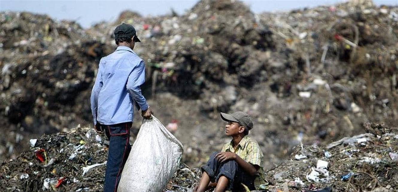 طفلة كانت تبحث عن قوتها.. فطمرت تحت القمامة