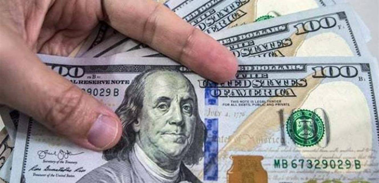 كم بلغ سعر الدولار في السوق السوداء صباح اليوم؟!