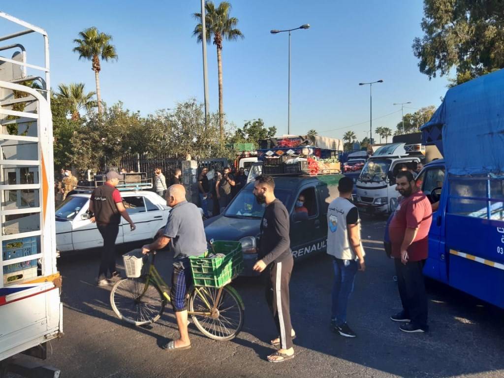 بائعو الخضر ومحتجون حاولوا قطع الطريق أمام حسبة صيدا