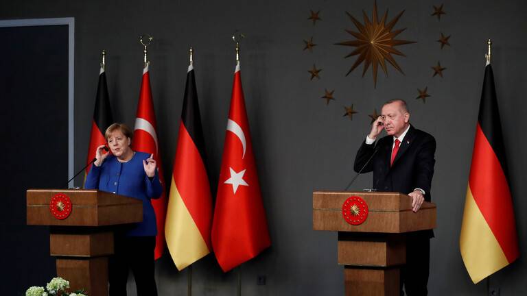 ميركل تدعو في اتصال مع أردوغان إلى وقف إطلاق النار في قره باغ