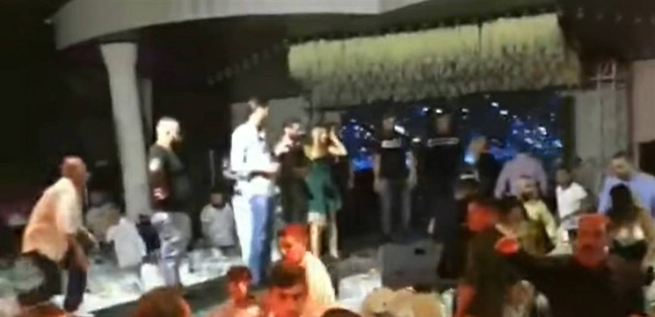 تضارب واقتحام مسرح خلال حفل وديع الشيخ وحسن الشاكوش وعمر كمال (فيديو)