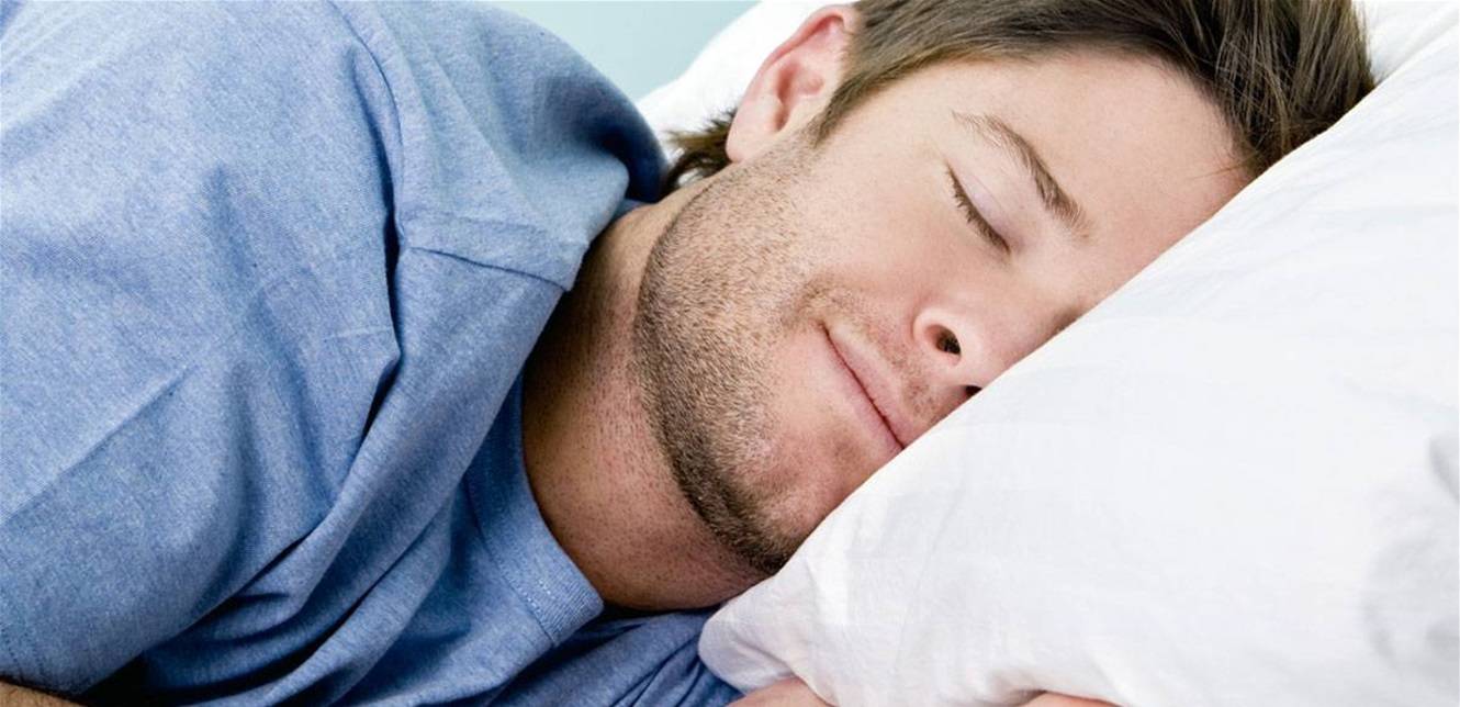 لهذا السبب يحتضن بعضكم الوسادة أثناء النوم