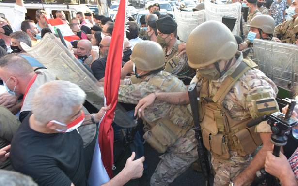 تدافع بين القوى الأمنيّة ومُحتجين على اوتوستراد جل الديب