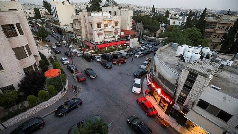 الأردن يعود لإجراءات العزل العام مع تزايد إصابات كورونا