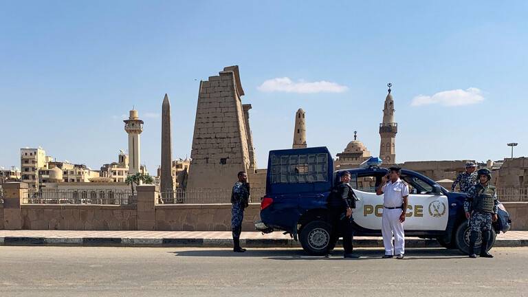 أجهزة الأمن المصرية تخلي محكمة في الجيزة بحثا عن قنبلة