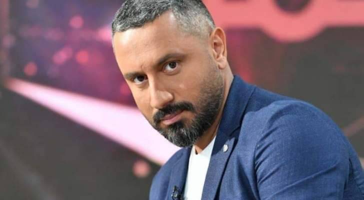 بالصورة - قيس الشيخ نجيب يعايد زوجته بصورة رومانسية