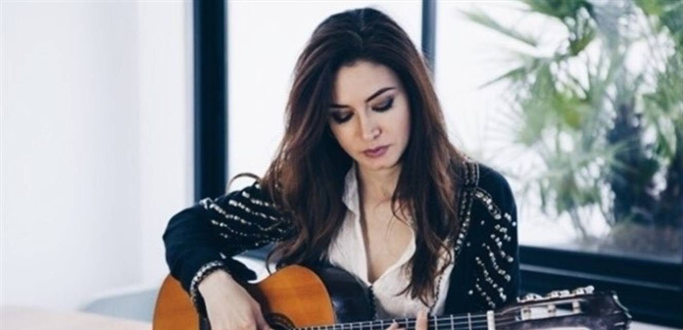 فنانة تثير الجدل.. طالبت بإرسال حبوب منع حمل للنازحين!