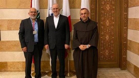فهمي تسلّم من رئيس "كاريتاس لبنان" هبة كندية