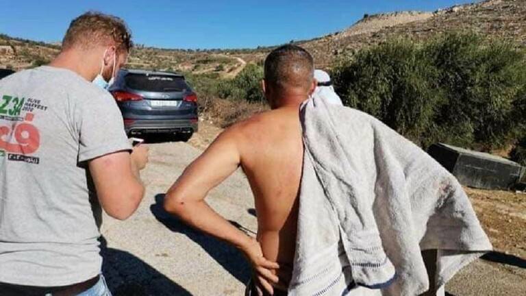 مستوطنون يعتدون على مزارعين فلسطينيين يقطفون الزيتون شرقي رام الله