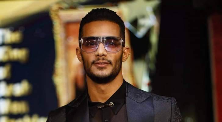 محمد رمضان يوجه رسالة لوالده وينشر صورته