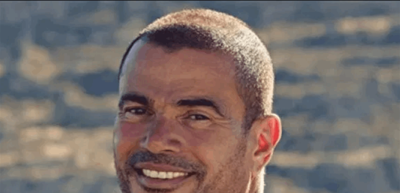 عمرو دياب يتسبب في سقوط معجبة على المسرح.. شاهدوا كيف تصرف معها (فيديو)