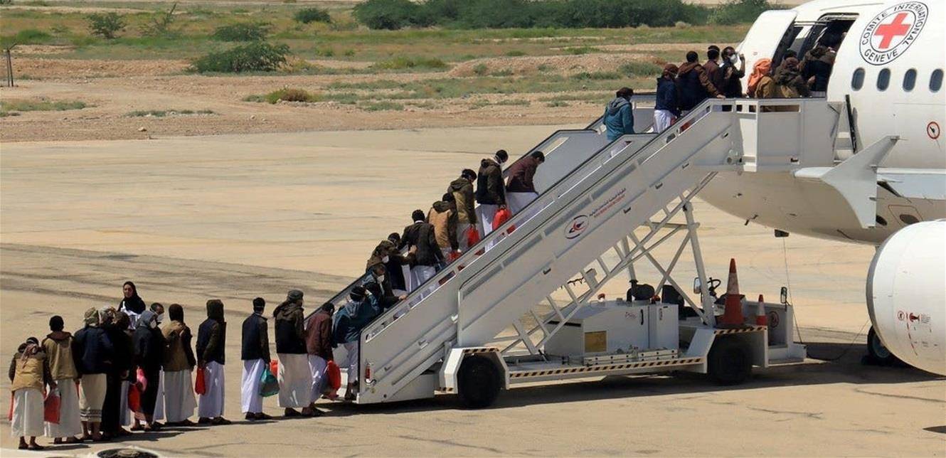 ضمن عملية تبادل الأسرى… وصول 3 طائرات تقل 357 أسيرا من "أنصار الله" إلى مطار صنعاء