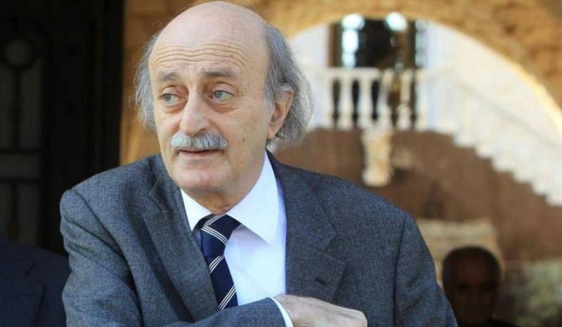 الوزير وليد جنبلاط يقوم بتخزين قمح وطحين ومواد غذائية في ملعب كرة قدم وملعب كرة سلة