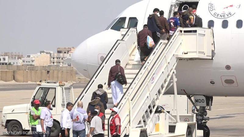 وصول الدفعة الأخيرة من أسرى الحكومة اليمنية المحررين الى عدن