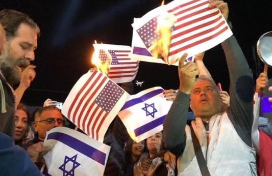 الفلسطينيون يحرقون العلمين الأميركي والإسرائيلي احتجاجا على اتفاقيات التطبيع