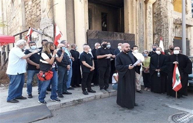 كهنة ورهبان وراهبات نصبوا خيمة اعتصام في ساحة كنيسة مار منصور المهدمة