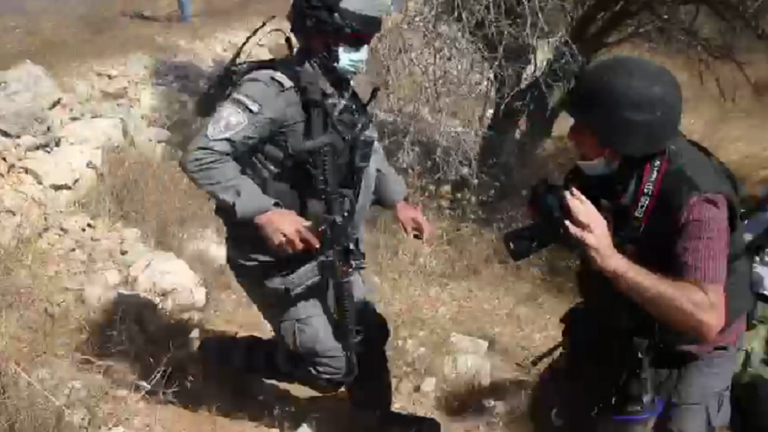 جنود إسرائيليون يعتدون على صحفيين فلسطينيين شمال رام الله