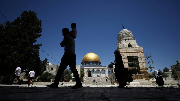 74 مستوطنا إسرائيليا يقتحمون باحات المسجد الأقصى في القدس