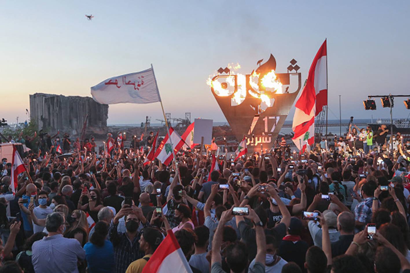 في الذكرى الأولى للثورة: مسيرات تعمّ المناطق وصولاً الى المرفأ واضاءة الشعلة