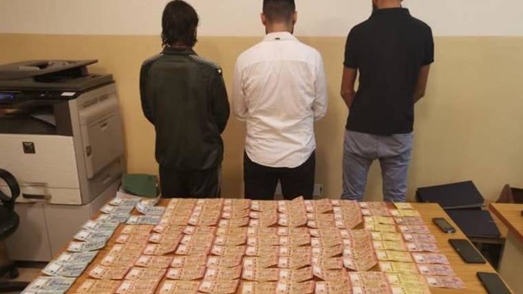 سلبوا موظفاً مبلغاً من المال بعد أن طعنوه بسكين