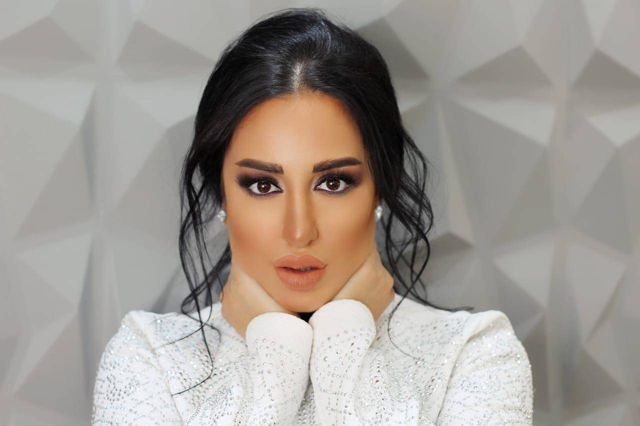 ليال الخوري تتألّق بالأبيض...