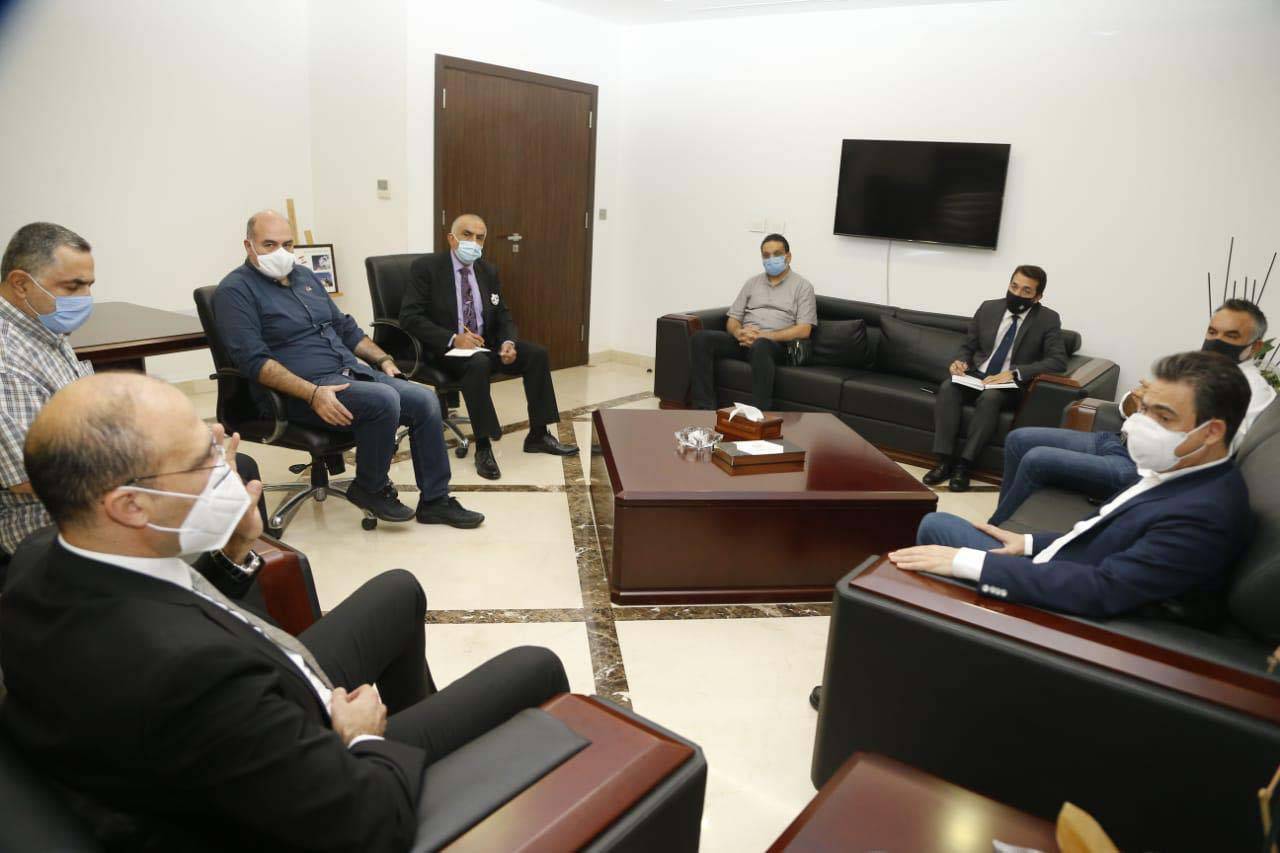 حسن طلب في اتصالين مع عون ووزني استثناء القطاع الصحي من تعميم مصرف لبنان