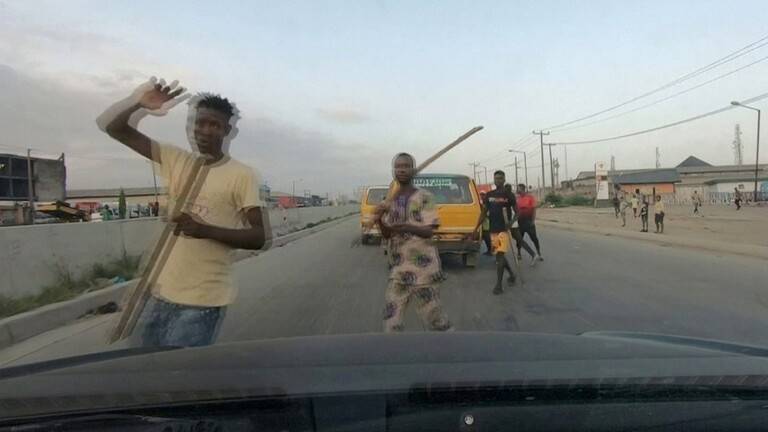 نيجيريا.. عصابات مسلحة تغلق شوارع لاغوس