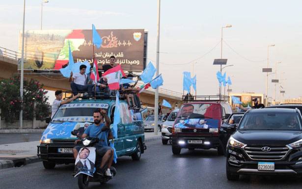 مواكب سيارة لمناصري «المستقبل» احتفالاً بتكليف الحريري
